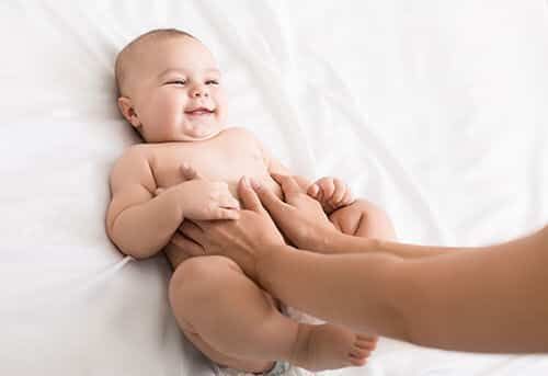 Massagear a barriga do bebê