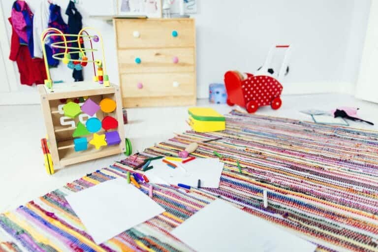 Brinquedos e desenhos num quarto infantil