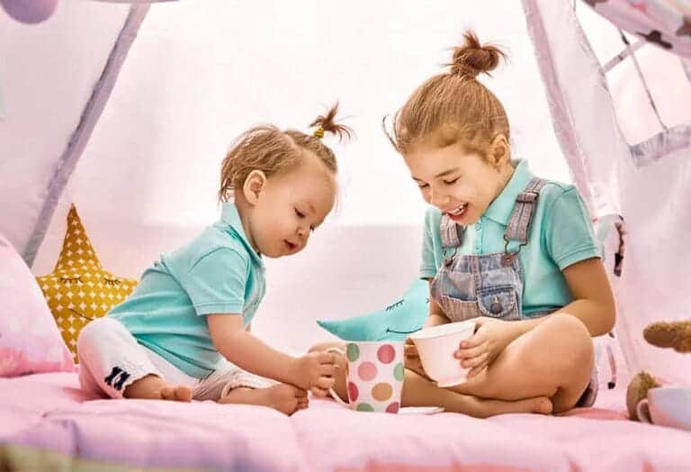 Duas irmãs brincando juntas