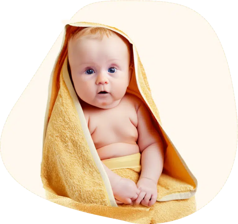 Bebê enrolado numa toalha amarela