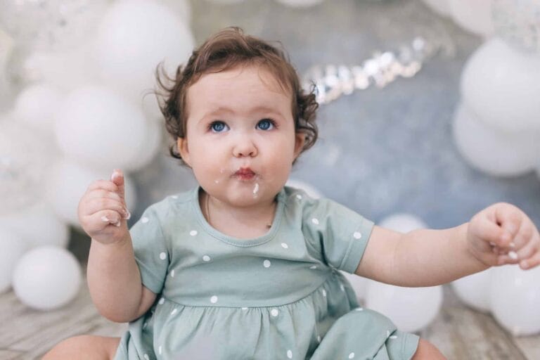 Bebê sentado comendo