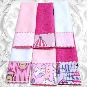 Kit Toalha Ombro e Boca Babete 06 Unidades Overlocado e Tecido Com Estampas Variadas Toalhas Coloridas